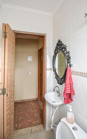 Casa à venda com 224m², 4 quartos e 2 vagas Casa à venda com 224m², 4 quartos e 2 vagasBanheiro 1