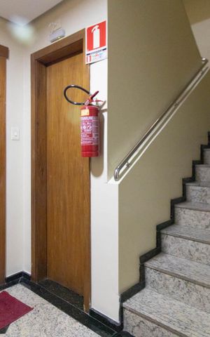 Apartamento para alugar com 74m², 3 quartos e sem vagaEscada