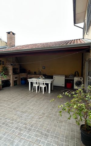 Casa à venda com 238m², 5 quartos e 3 vagas Casa à venda com 238m², 5 quartos e 3 vagasÁrea comum - Churrasqueira