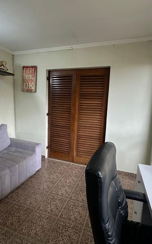 Casa à venda com 238m², 5 quartos e 3 vagas Casa à venda com 238m², 5 quartos e 3 vagasEscritório