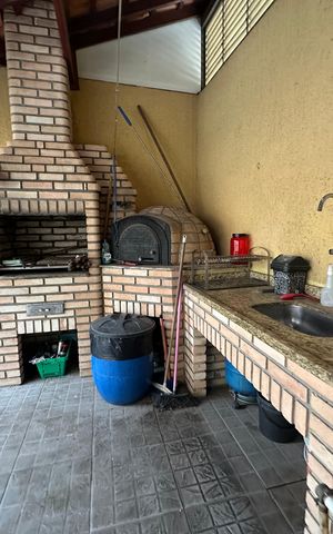 Casa à venda com 238m², 5 quartos e 3 vagas Casa à venda com 238m², 5 quartos e 3 vagasÁrea comum - Churrasqueira