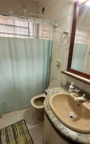 Casa à venda com 238m², 5 quartos e 3 vagas Casa à venda com 238m², 5 quartos e 3 vagasBanheiro Social