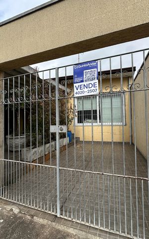 Casa à venda com 238m², 5 quartos e 3 vagas Casa à venda com 238m², 5 quartos e 3 vagasFachada