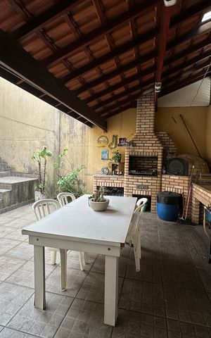 Casa à venda com 238m², 5 quartos e 3 vagas Casa à venda com 238m², 5 quartos e 3 vagasÁrea comum - Churrasqueira