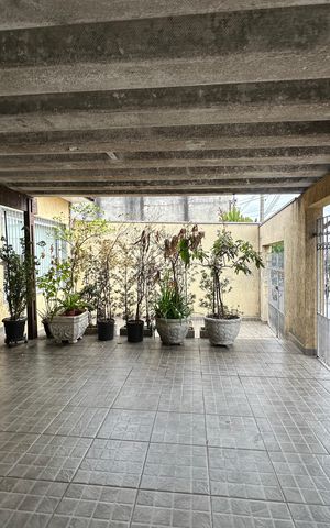 Casa à venda com 238m², 5 quartos e 3 vagas Casa à venda com 238m², 5 quartos e 3 vagasGaragem