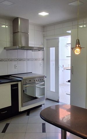 Casa à venda com 420m², 4 quartos e 6 vagas Casa à venda com 420m², 4 quartos e 6 vagasCozinha