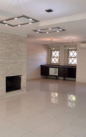 Casa à venda com 420m², 4 quartos e 6 vagas Casa à venda com 420m², 4 quartos e 6 vagasSala