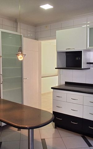 Casa à venda com 420m², 4 quartos e 6 vagas Casa à venda com 420m², 4 quartos e 6 vagasCozinha