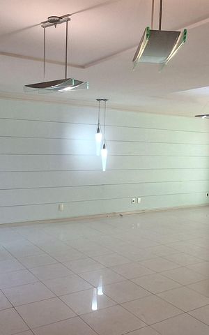 Casa à venda com 420m², 4 quartos e 6 vagas Casa à venda com 420m², 4 quartos e 6 vagasSala