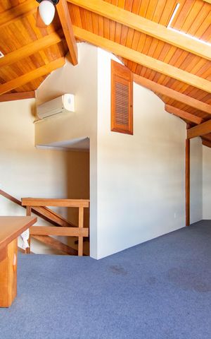 Casa para alugar com 325m², 4 quartos e 4 vagasSótão