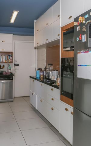 Apartamento à venda com 241m², 4 quartos e 3 vagas Apartamento à venda com 241m², 4 quartos e 3 vagasCozinha