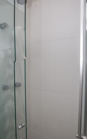 Apartamento à venda com 241m², 4 quartos e 3 vagas Apartamento à venda com 241m², 4 quartos e 3 vagasQuarto e Banheiro de Serviço