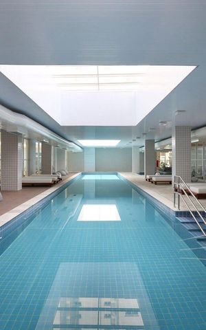 Apartamento à venda com 241m², 4 quartos e 3 vagas Apartamento à venda com 241m², 4 quartos e 3 vagasÁrea comum - Piscina