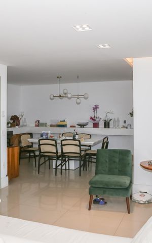 Apartamento à venda com 241m², 4 quartos e 3 vagas Apartamento à venda com 241m², 4 quartos e 3 vagasSala