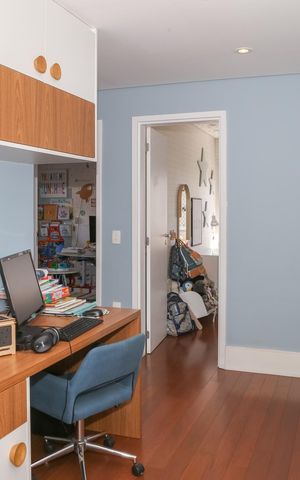 Apartamento à venda com 241m², 4 quartos e 3 vagas Apartamento à venda com 241m², 4 quartos e 3 vagasEscritório