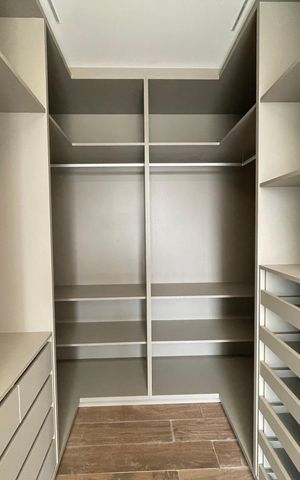 Casa de condomínio para alugar com 484m², 4 quartos e 3 vagasCloset Suíte 2