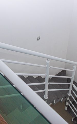 Casa à venda com 75m², 2 quartos e 1 vaga Casa à venda com 75m², 2 quartos e 1 vagaEscada