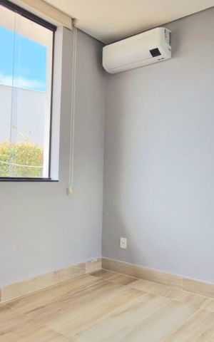 Casa de condomínio à venda com 282m², 3 quartos e 4 vagas Casa de condomínio à venda com 282m², 3 quartos e 4 vagasQuarto 1