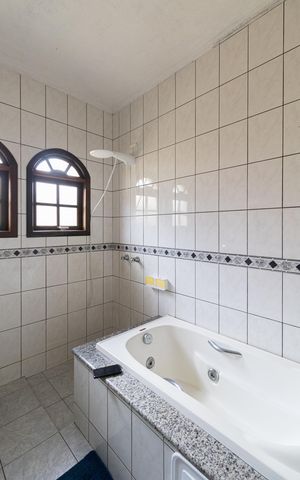 Casa à venda com 285m², 3 quartos e 5 vagas Casa à venda com 285m², 3 quartos e 5 vagasBanheiro Suíte