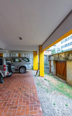 Casa à venda com 360m², 3 quartos e 6 vagas Casa à venda com 360m², 3 quartos e 6 vagasGaragem