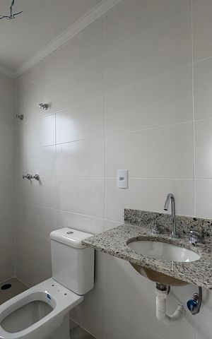 Apartamento à venda com 55m², 2 quartos e 2 vagas Apartamento à venda com 55m², 2 quartos e 2 vagasBanheiro da Suíte