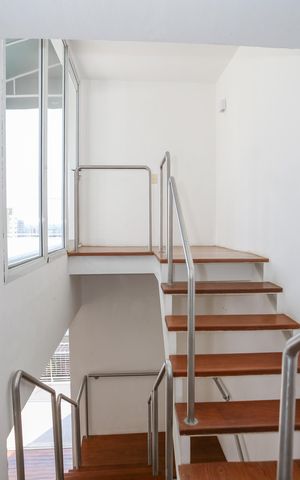 Apartamento à venda com 210m², 2 quartos e 2 vagas Apartamento à venda com 210m², 2 quartos e 2 vagasEscada