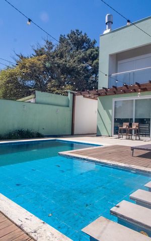 Casa à venda com 344m², 4 quartos e 2 vagas Casa à venda com 344m², 4 quartos e 2 vagasPiscina