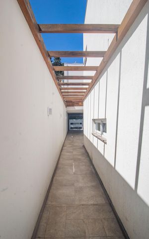 Casa à venda com 344m², 4 quartos e 2 vagas Casa à venda com 344m², 4 quartos e 2 vagasCorredor lateral