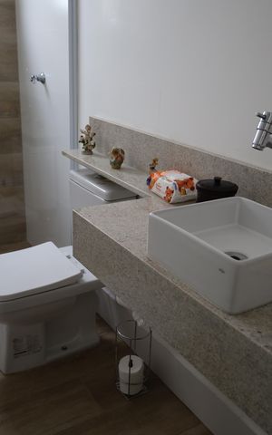 Casa à venda com 98m², 3 quartos e 2 vagasBanheiro de Serviço