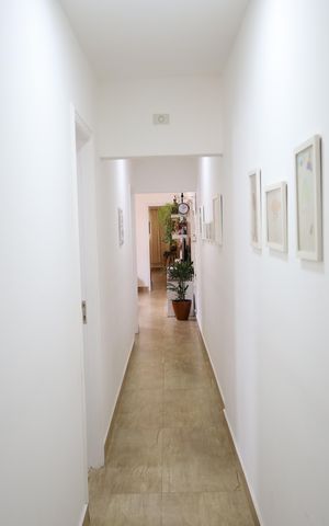 Casa à venda com 98m², 3 quartos e 2 vagasCorredor