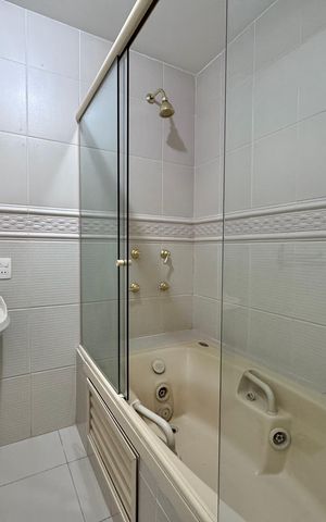 Apartamento à venda com 220m², 4 quartos e 2 vagas Apartamento à venda com 220m², 4 quartos e 2 vagasBanheiro da Suíte 1