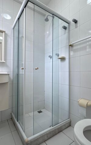 Apartamento à venda com 220m², 4 quartos e 2 vagas Apartamento à venda com 220m², 4 quartos e 2 vagasBanheiro de Serviço