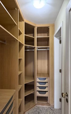 Apartamento à venda com 220m², 4 quartos e 2 vagas Apartamento à venda com 220m², 4 quartos e 2 vagasCloset da Suíte 1