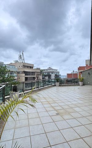 Apartamento à venda com 220m², 4 quartos e 2 vagas Apartamento à venda com 220m², 4 quartos e 2 vagasVaranda