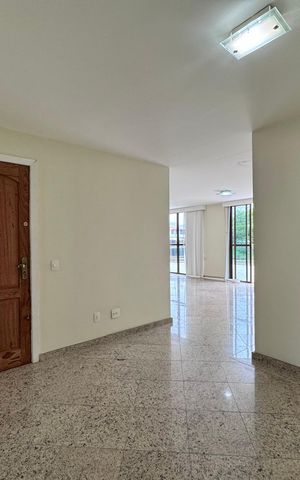 Apartamento à venda com 220m², 4 quartos e 2 vagas Apartamento à venda com 220m², 4 quartos e 2 vagasSala