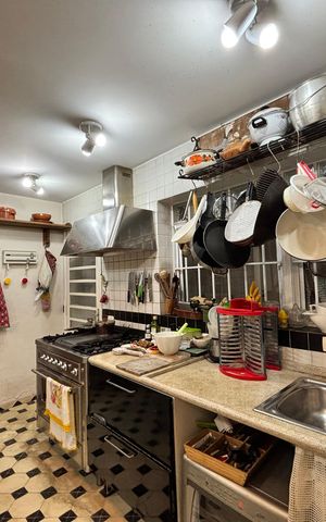 Casa à venda com 400m², 4 quartos e 4 vagas Casa à venda com 400m², 4 quartos e 4 vagasCozinha