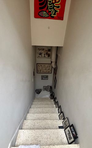 Casa à venda com 400m², 4 quartos e 4 vagas Casa à venda com 400m², 4 quartos e 4 vagasEscada