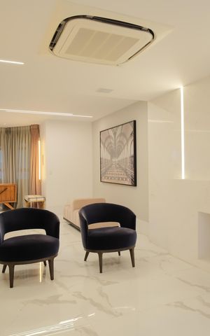 Casa de condomínio à venda com 356m², 5 quartos e 4 vagas Casa de condomínio à venda com 356m², 5 quartos e 4 vagasSala