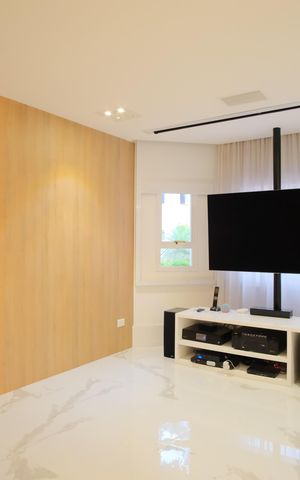 Casa de condomínio à venda com 356m², 5 quartos e 4 vagas Casa de condomínio à venda com 356m², 5 quartos e 4 vagasSala de TV