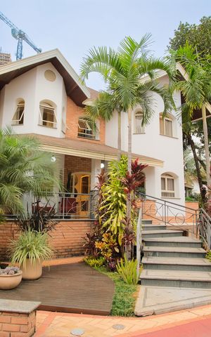 Casa de condomínio à venda com 356m², 5 quartos e 4 vagas Casa de condomínio à venda com 356m², 5 quartos e 4 vagasFachada