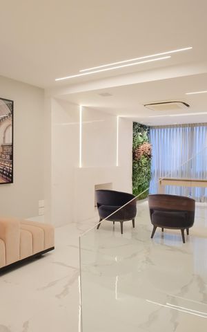 Casa de condomínio à venda com 356m², 5 quartos e 4 vagas Casa de condomínio à venda com 356m², 5 quartos e 4 vagasSala