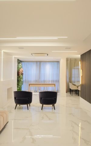 Casa de condomínio à venda com 356m², 5 quartos e 4 vagas Casa de condomínio à venda com 356m², 5 quartos e 4 vagasSala