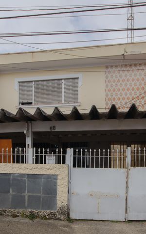 Casa à venda com 224m², 4 quartos e 7 vagas Casa à venda com 224m², 4 quartos e 7 vagasFachada