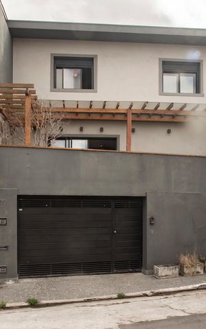 Casa à venda com 381m², 3 quartos e 3 vagasFachada