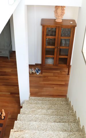 Casa de condomínio para alugar com 300m², 5 quartos e 4 vagasEscada