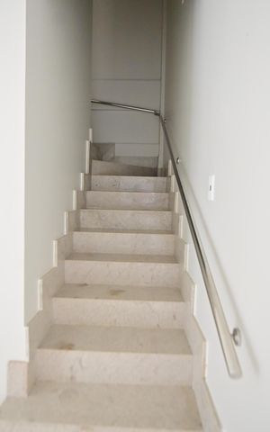 Casa de condomínio para alugar com 153m², 3 quartos e 2 vagas Casa de condomínio para alugar com 153m², 3 quartos e 2 vagasEscada