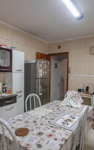 Casa à venda com 225m², 4 quartos e 2 vagas Casa à venda com 225m², 4 quartos e 2 vagasCozinha