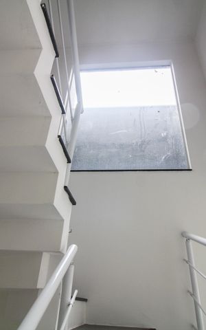 Casa à venda com 120m², 3 quartos e 2 vagas Casa à venda com 120m², 3 quartos e 2 vagasEscada