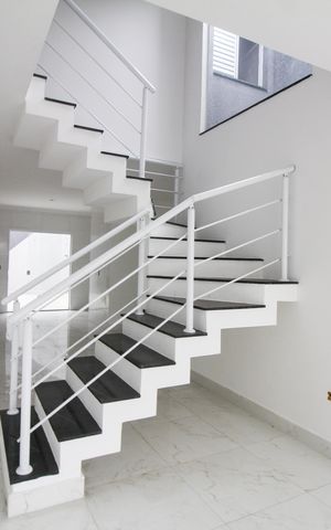 Casa à venda com 120m², 3 quartos e 2 vagas Casa à venda com 120m², 3 quartos e 2 vagasSala