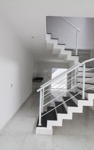 Casa à venda com 120m², 3 quartos e 2 vagas Casa à venda com 120m², 3 quartos e 2 vagasSala